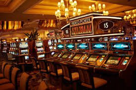 Peragaan dealer langsung di Live Casino bos888 dengan suasana kasino nyata